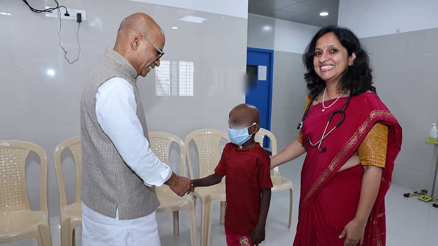 ಅಸ್ಥಿಮಜ್ಜೆ ಕಸಿಗೆ ಒಳಗಾದ ಬಾಲಕನನ್ನು ಶರಣಪ್ರಕಾಶ್ ಆರ್. ಪಾಟೀಲ ಅಭಿನಂದಿಸಿದರು. ಡಾ. ವಸುಂಧರಾ ಕೈಲಾಸನಾಥ್ ಉಪಸ್ಥಿತರಿದ್ದರು