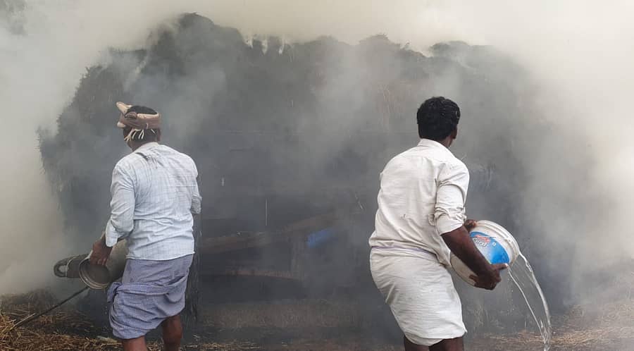 ಬೆಂಕಿಯನ್ನು ನಂದಿಸಲು ಯತ್ನಿಸಿದ ಜನರು
