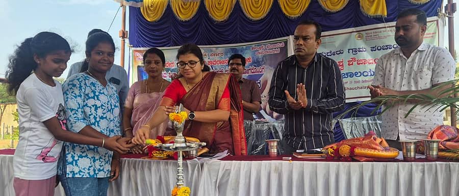 ಸಂತೇಮರಹಳ್ಳಿ ಸಮೀಪದ ಕುದೇರು ಗ್ರಾಮದಲ್ಲಿ ಕಂಪ್ಯೂಟರ್ ತರಬೇತಿ ಕಾರ್ಯಕ್ರಮವನ್ನು ಜಿಲ್ಲಾ ಪಂಚಾಯಿತಿ ಮುಖ್ಯ ಕಾರ್ಯನಿರ್ವಾಹಣಾಧಿಕಾರಿ ಮೋನಾರೋತ್ ಉದ್ಘಾಟಿಸಿದರು