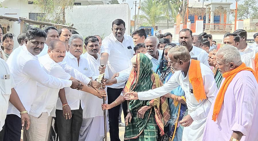 ಕೊಪ್ಪಳದ ಸಮೀಪದ ನರೇಗಲ್–ಮಾದಿನೂರು ರಸ್ತೆ ಅಭಿವೃದ್ಧಿ ಕಾಮಗಾರಿಗೆ ಭಾನುವಾರ ಶಾಸಕ ರಾಘವೇಂದ್ರ ಹಿಟ್ನಾಳ ಭೂಮಿಪೂಜೆ ನೆರವೇರಿಸಿದರು