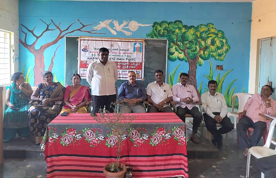 ಶಿಡ್ಲಘಟ್ಟದ ಸರ್ಕಾರಿ ಪ್ರೌಢಶಾಲೆಯಲ್ಲಿ ಶಾಲಾ ಶಿಕ್ಷಣ ಇಲಾಖೆ ಹಮ್ಮಿಕೊಂಡಿದ್ದ ಶಿಕ್ಷಕರ ಸಹಪಠ್ಯ ಚಟುವಟಿಕೆ ಸ್ಪರ್ಧೆಗಳ ಉದ್ಘಾಟನಾ ಕಾರ್ಯಕ್ರಮದಲ್ಲಿ ಸಹಾಯಕ ನಿರ್ದೇಶಕ ಆಂಜನೇಯ ಮಾತನಾಡಿದರು