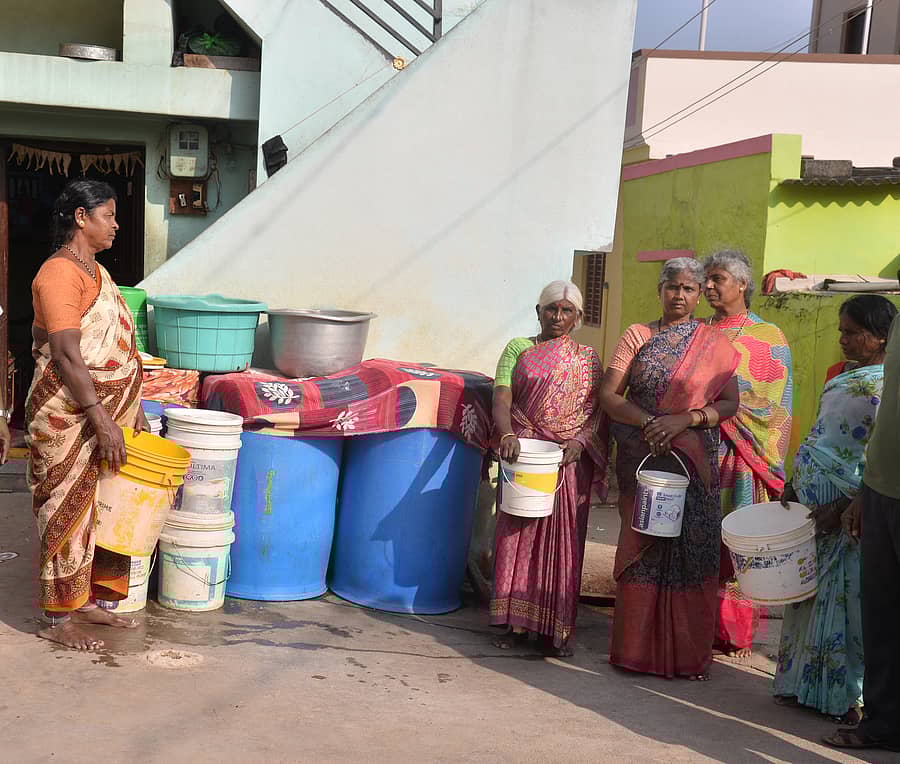 ಕೋಲಾರ ತಾಲ್ಲೂಕಿನ ತೇರಹಳ್ಳಿ ಗ್ರಾಮದಲ್ಲಿ ನೀರಿನ ಸಮಸ್ಯೆ ಹೇಳಿಕೊಂಡ ಮಹಿಳೆಯರು