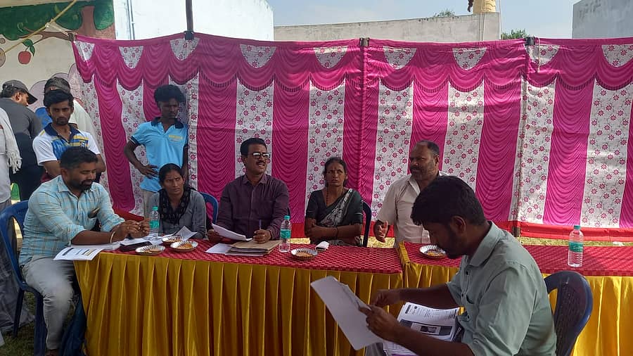 ಕನಕಪುರ ಸಂಬೇಗೌಡನದೊಡ್ಡಿ ಗ್ರಾಮದಲ್ಲಿ ವಿಶೇಷ ಗ್ರಾಮ ಸಭೆಯಲ್ಲಿ ಸಾರ್ವಜನಿಕರು ಸಮಸ್ಯೆಗಳ ಬಗ್ಗೆ ಪ್ರಸ್ತಾಪಿಸಿದರು