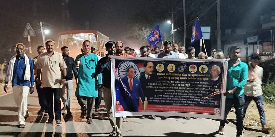 ಅಣ್ಣಿಗೇರಿಯಲ್ಲಿ ಅಂಬೇಡ್ಕರ್ ಅವರ ಮಹಾ ಪರಿನಿರ್ವಾಣ ದಿನದ ಪ್ರಯುಕ್ತ ಶನಿವಾರ ಮೆರವಣಿಗೆ ನಡೆಯಿತು