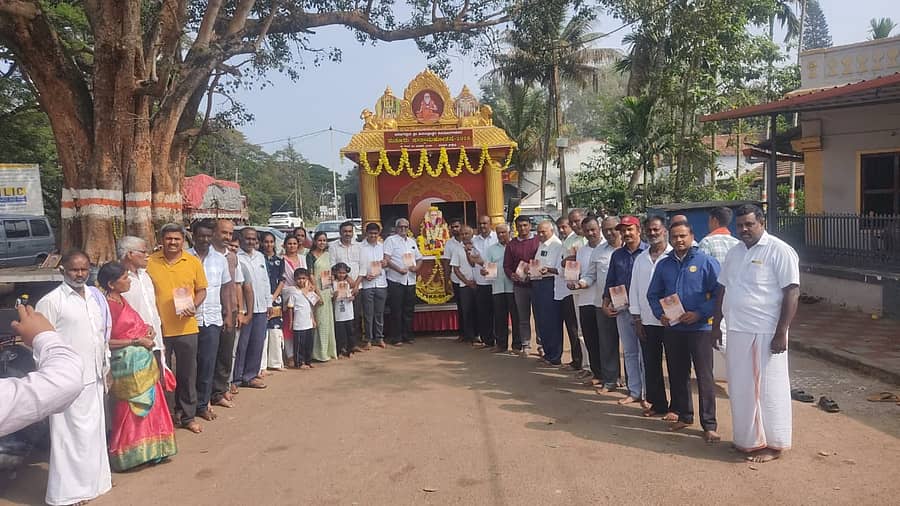 ಪಿರಿಯಾಪಟ್ಟಣಕ್ಕೆ ಆಗಮಿಸಿದ ಸುತ್ತೂರು ಜಾತ್ರಾ ಮಹೋತ್ಸವದ ಪ್ರಚಾರ ರಥವನ್ನು ವೀರಶೈವ ಮಹಾಸಭಾ ತಾಲ್ಲೂಕು ಘಟಕದ ಅಧ್ಯಕ್ಷ ಎಚ್.ಜಿ.ಪರಮೇಶ್ ನೇತೃತ್ವದಲ್ಲಿ ಸ್ವಾಗತಿಸಲಾಯಿತು