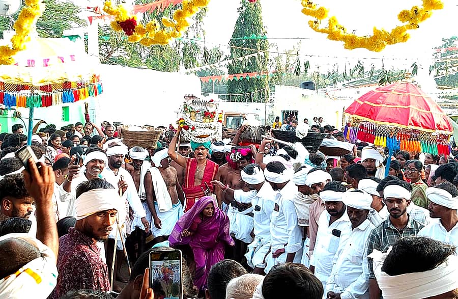 ಬೋಸೆರಂಗಸ್ವಾಮಿ ವಾರ್ಷಿಕ ಜಾತ್ರೆಯ ಪ್ರಯುಕ್ತ ದೇವರ ಪೆಟ್ಟಿಗೆಯನ್ನು ಉತ್ಸವದ ಮೂಲಕ ಗುಡಿದುಂಬಿಸಲಾಯಿತು