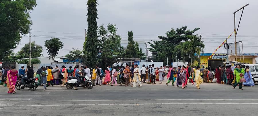 ತಿಪಟೂರು ತಾಲ್ಲೂಕಿನಲ್ಲಿ ಗಾರ್ಮೆಂಟ್ಸ್ ಕೆಲಸ ಮುಗಿಸಿ ಹೊರಬರುತ್ತಿರುವ ನೌಕರರು