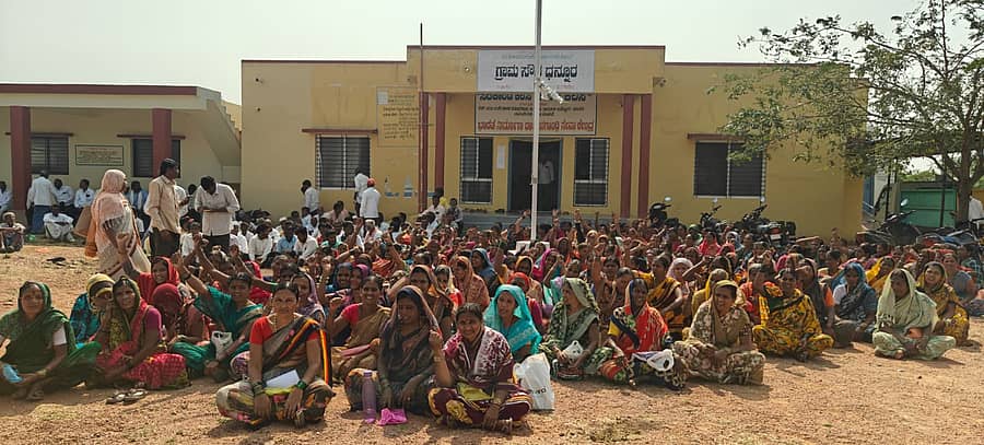 ಹುನಗುಂದ ತಾಲ್ಲೂಕಿನ ಧನ್ನೂರ ಗ್ರಾಮ ಪಂಚಾಯಿತಿ ಎದುರು ಇದ್ದಲಗಿ ಗ್ರಾಮದ ಕೂಲಿ ಕಾರ್ಮಿಕರು ಪ್ರತಿಭಟನೆ ನಡೆಸಿದರು