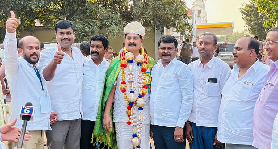 ಬಿಡಿಸಿಸಿ ಬ್ಯಾಂಕ್ ಆಡಳಿತ ಮಂಡಳಿಗೆ ನಡೆದ ಚುನಾವಣೆಯಲ್ಲಿ ವಿಜೇತರಾದ ಹಿತ್ತರಹಳ್ಳಿ ರಮೇಶ್