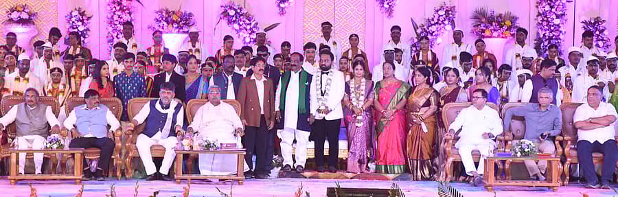 ನವಲಗುಂದಲ್ಲಿ ಭಾನುವಾರ ನಡೆದ ಸಾಮೂಹಿಕ ವಿವಾಹ ಕಾರ್ಯಕ್ರಮದಲ್ಲಿ ಮುಖ್ಯಮಂತ್ರಿ ಸಿದ್ದರಾಮಯ್ಯ, ಉಪಮುಖ್ಯಮಂತ್ರಿ ಡಿ.ಕೆ.ಶಿವಕುಮಾರ್, ಶಾಸಕ ಕೋನರಡ್ಡಿ ಇತರರು ಪಾಲ್ಗೊಂಡಿದ್ದರು ಪ್ರಜಾವಾಣಿ ಚಿತ್ರ