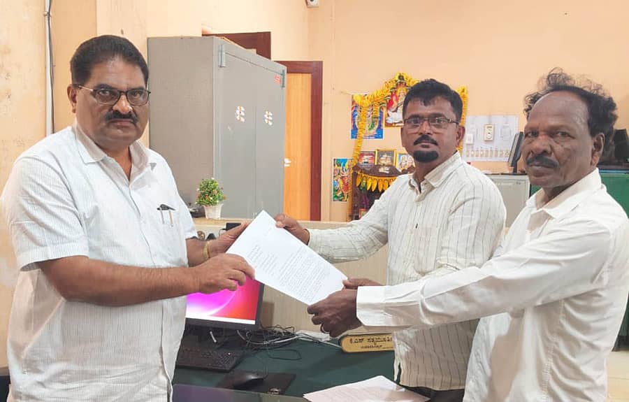 ತೀರ್ಥಹಳ್ಳಿಯಲ್ಲಿ ಅಡಿಕೆ ಬೆಳೆಗಾರರ ವಿವಿಧ ಬೇಡಿಕೆ ಮುಂದಿಟ್ಟು ಮುಖ್ಯಮಂತ್ರಿಗೆ ಮನವಿ ಸಲ್ಲಿಸಲಾಯಿತು