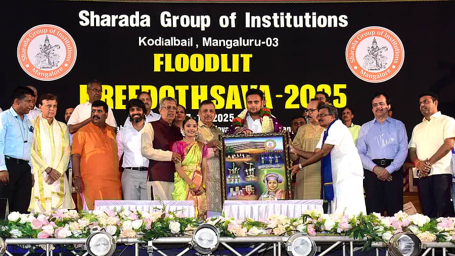 ಕ್ರೀಡೋತ್ಸವದಲ್ಲಿ ಮೈಸೂರು ರಾಜವಂಶಸ್ಥ ಹಾಗೂ ಸಂಸದ ಯದುವೀರ ಕೃಷ್ಣದತ್ತ ಚಾಮರಾಜ ಒಡೆಯರ್ ಅವರನ್ನು ಗೌರವಿಸಲಾಯಿತು ಪ್ರಜಾವಾಣಿ ಚಿತ್ರ