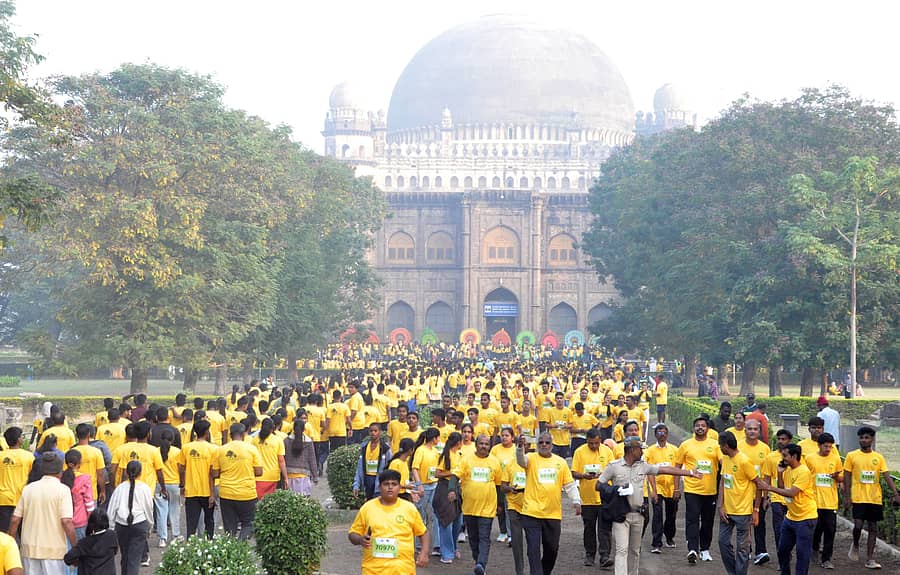 ವಿಜಯಪುರ ನಗರದಲ್ಲಿ ಪರಿಸರ, ಪ್ರಾಚೀನ ಸ್ಮಾರಕಗಳ ಸಂರಕ್ಷಣೆಗಾಗಿ ಭಾನುವಾರ ಆಯೋಜಿಸಲಾಗಿದ್ದ ವೃಕ್ಷಥಾನ್ ಪಾರಂಪರಿಕ ಓಟದಲ್ಲಿ ಅಪಾರ ಸಂಖ್ಯೆಯಲ್ಲಿ ಜನರು ಐತಿಹಾಸಿಕ ಗೋಳಗುಮ್ಮಟದ ಎದುರು ಹೆಜ್ಜೆ ಹಾಕಿದರು –ಪ್ರಜಾವಾಣಿ ಚಿತ್ರ: ಸಂಜೀವ ಅಕ್ಕಿ