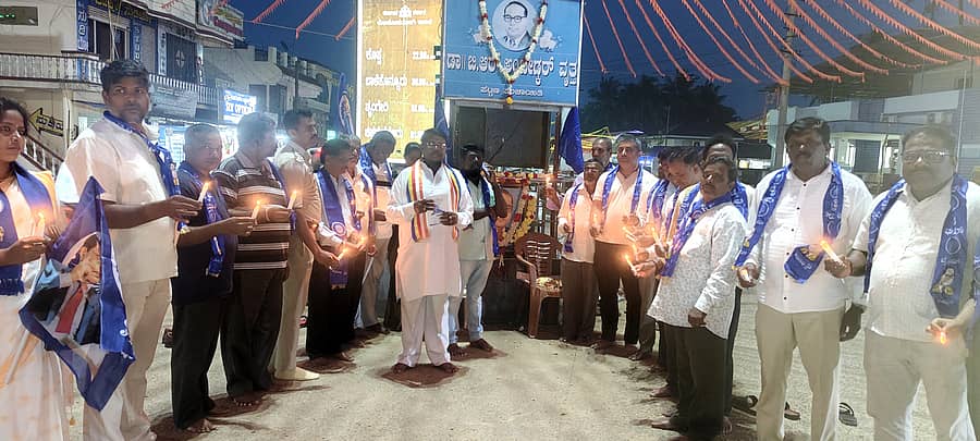 ನರಸಿಂಹರಾಜಪುರದ ಪಟ್ಟಣದ ಡಾ. ಬಿ.ಆರ್. ಅಂಬೇಡ್ಕರ್ ವೃತ್ತದಲ್ಲಿ ವಿವಿಧ ದಲಿತ ಸಂಘಟನೆಗಳ ಆಶ್ರಯದಲ್ಲಿ ನಡೆದ ಪರಿನಿರ್ವಾಣ ದಿನಾಚರಣೆಯಲ್ಲಿ ಮೆಣದ ಬತ್ತಿ ಬೆಳಗಿಸಿ ನಮನ ಸಲ್ಲಿಸಲಾಯಿತು. ಎಚ್.ಎಂ. ಶಿವಣ್ಣ ಬುದ್ಧನಮನ ಸಲ್ಲಿಸಿದರು