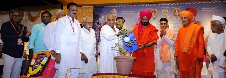 ಇಂಡಿ ನಗರದ ಹಳೆ ಸಾಲೋಟಗಿ ರಸ್ತೆಯಲ್ಲಿ ಶಿರಶ್ಯಾಡ ಶಾಖಾ ಮಠದ ಆವರಣದಲ್ಲಿ ಬಡ ಮಕ್ಕಳ ಉಚಿತ ಪ್ರಸಾದ ಹಾಗೂ ವಸತಿ ನಿಲಯ ಕಟ್ಟಡದ ಹೊಸ್ತಿಲ ಪೂಜಾ ಕಾರ್ಯಕ್ರಮದ ನಿಮಿತ್ಯ ಹಮ್ಮಿಕೊಂಡಿದ್ದ ಪ್ರವಚನ ಕಾರ್ಯಕ್ರಮವನ್ನು ಸಚಿವ ಶಿವಾನಂದ ಪಾಟೀಲ ಉದ್ಘಾಟಿಸಿದರು