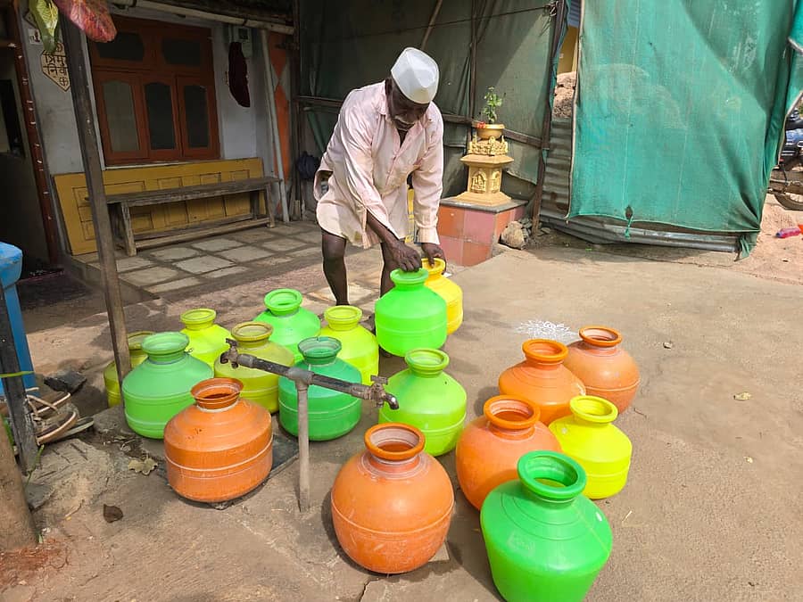 <div class="paragraphs"><p>ಬಸ್ತವಾಡದಲ್ಲಿ ಕುಡಿಯುವ ನೀರಿಗಾಗಿ ವೃದ್ಧರೊಬ್ಬರು ಕೊಡಗಳನ್ನು ಇರಿಸುತ್ತಿರುವುದು </p></div>