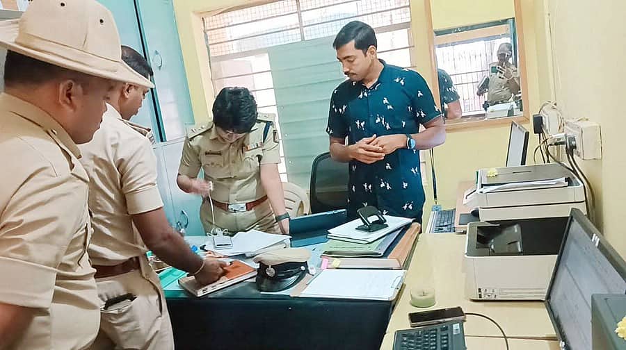 ತೆಕ್ಕಲಕೋಟೆ ಸಮೀಪದ ಮೋಕಾ ಪೊಲೀಸ್ ಠಾಣಾ ವ್ಯಾಪ್ತಿಯ ಬಾಣಾಪುರ ಶಾಖೆ ಕರ್ನಾಟಕ ಗ್ರಾಮೀಣ ಬ್ಯಾಂಕ್ ಗೆ ದರೋಡೆಗೆ ಯತ್ನಿಸಿದ ಘಟನೆಗೆ ಸಂಬಂಧಿಸಿದಂತೆ ಬಳ್ಳಾರಿ ಜಿಲ್ಲಾ ಎಸ್ ಪಿ ಶೋಭಾರಾಣಿ ವಿ.ಜೆ ಭೇಟಿ ನೀಡಿ ಪರಿಶೀಲಿಸಿದರು