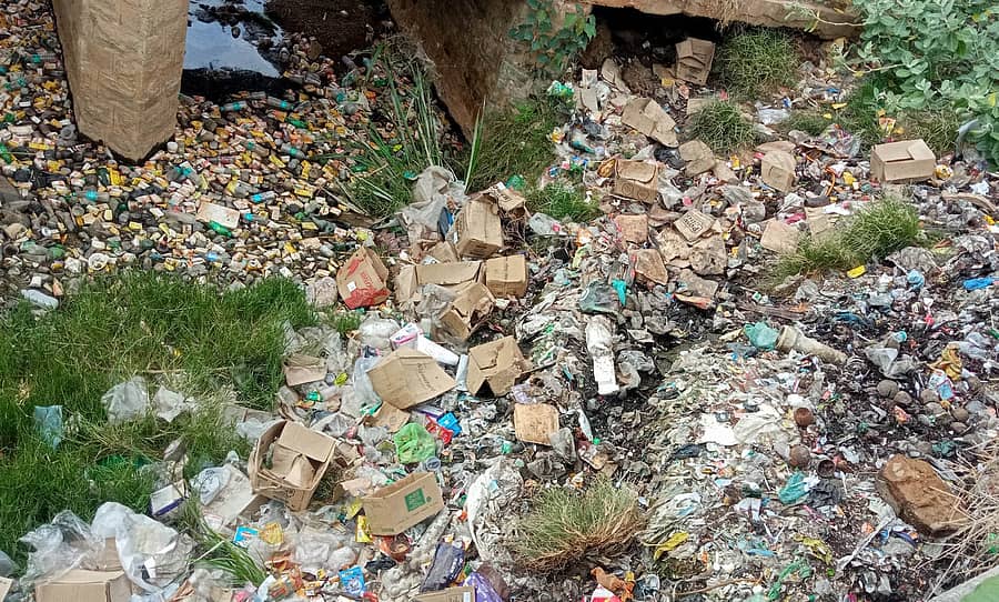 ಧರ್ಮಪುರದ ಕೆರೆ ಕೋಡಿ ಜಾಗದಲ್ಲಿ ಸಂಗ್ರಹವಾಗಿರುವ ಪ್ಲಾಸ್ಟಿಕ್ ತ್ಯಾಜ್ಯ