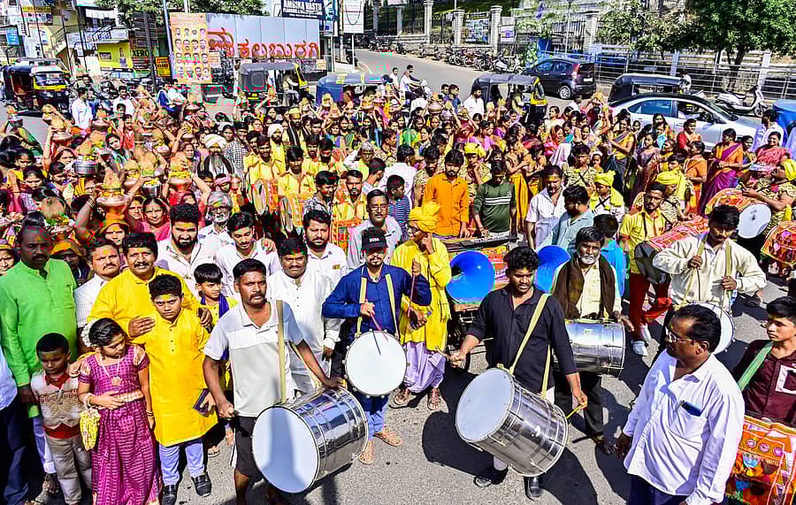 ಕಲಬುರಗಿಯ ಜಗತ್ ಮೇಲಿನಕೇರಿಯ ಮೈಲಾರಲಿಂಗೇಶ್ವರ ಜಲಾಭಿಷೇಕ ಮಹೋತ್ಸವದ ಅಂಗವಾಗಿ ಭಾನುವಾರ ಮಹಿಳೆಯರ ಕುಂಭಕಳಸ ಮೆರವಣಿಗೆ ನಡೆಯಿತು
ಪ್ರಜಾವಾಣಿ ಚಿತ್ರ