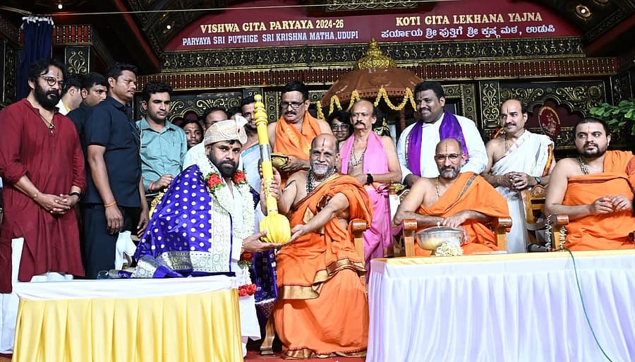 ಆಂಧ್ರಪ್ರದೇಶದ ಉಪಮುಖ್ಯಮಂತ್ರಿ ಪವನ್ ಕಲ್ಯಾಣ್ ಅವರನ್ನು ಪರ್ಯಾಯ ಪುತ್ತಿಗೆ ಮಠಾಧೀಶ ಸುಗುಣೇಂದ್ರ ತೀರ್ಥ ಸ್ವಾಮೀಜಿ ಸನ್ಮಾನಿಸಿದರು