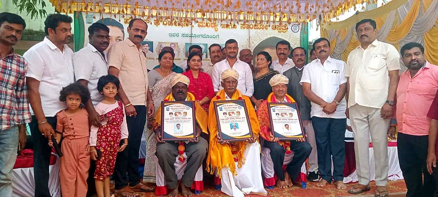 ಮಂಡ್ಯ ನಗರದ ಹೊಸಹಳ್ಳಿಯಲ್ಲಿರುವ ಸರ್ಕಾರಿ ಶಾಲೆ ಆವರಣದಲ್ಲಿ ಪಟೇಲ್ ಪೌಂಡೇಷನ್ ಮಂಡ್ಯ, ಸಾಂಜೋ ಆಸ್ಪತ್ರೆ ಸಹಯೋಗದಲ್ಲಿ ಆಯೋಜಿಸಿದ್ದ ನಗರಸಭಾ ಮಾಜಿ ಅಧ್ಯಕ್ಷ ಎಚ್.ಸಿ.ಬೋರೇಗೌಡ ಸ್ಮರಣಾರ್ಥ ಉಚಿತ ಬೃಹತ್ ಆರೋಗ್ಯ ತಪಾಸಣೆ ಕಾರ್ಯಕ್ರಮದಲ್ಲಿ ಸಾಧಕರನ್ನು ಸನ್ಮಾನಿಸಲಾಯಿತು