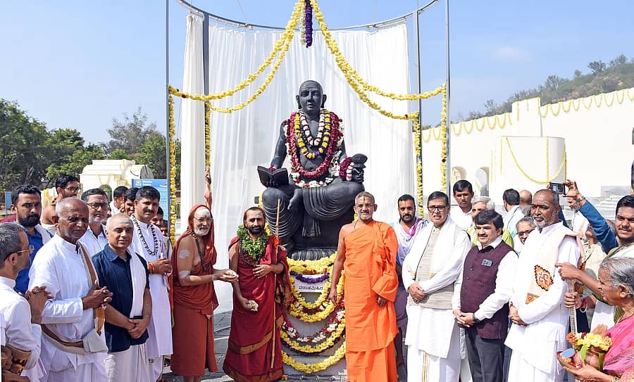 ಉತ್ತನಹಳ್ಳಿಯಲ್ಲಿರುವ ಭಾರತೀ ಯೋಗಧಾಮದಲ್ಲಿ ನಿರ್ಮಿಸಿರುವ ‘ಜಂತರ್ ಮಂತರ್ ವೇದಶಾಲೆಯ ಮಧ್ಯಪದವನ್ನು ವಿಶ್ವಪ್ರಸನ್ನ ತೀರ್ಥ ಸ್ವಾಮೀಜಿ ಹಾಗೂ ಅಭಿನವ ಶಂಕರಭಾರತಿ ಸ್ವಾಮೀಜಿ ಉದ್ಘಾಟಿಸಿದರು. ಕೆ.ಎಲ್. ಶಂಕರನಾರಾಯಣ ಜೋಯಿಸ್, ಪ್ರಕಾಶಾನಂದೇಂದ್ರ ಸರಸ್ವತಿ ಸ್ವಾಮೀಜಿ, ಮುಖೇಶ್ ಶರ್ಮ, ಅಶೋಕ ಹಾರನಹಳ್ಳಿ, ಡಾ. ಗಿರಿಧರ ಕಜೆ ಜೊತೆಗಿದ್ದರು