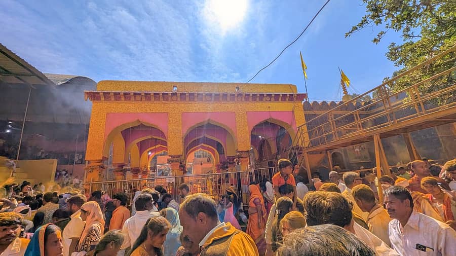 ಭಾಲ್ಕಿ ತಾಲ್ಲೂಕಿನ ಖಾನಾಪುರದ ಐತಿಹಾಸಿಕ ಮಲ್ಲಣ್ಣ ದೇವಸ್ಥಾನದಲ್ಲಿ ಭಾನುವಾರ ಮಲ್ಲಣ್ಣ ದೇವರ ಜಾತ್ರೆ ನಿಮಿತ್ತ ಮಲ್ಲಣ್ಣ ದೇವರ ದರುಶನ ಪಡೆದ ಅಸಂಖ್ಯ ಭಕ್ತರು