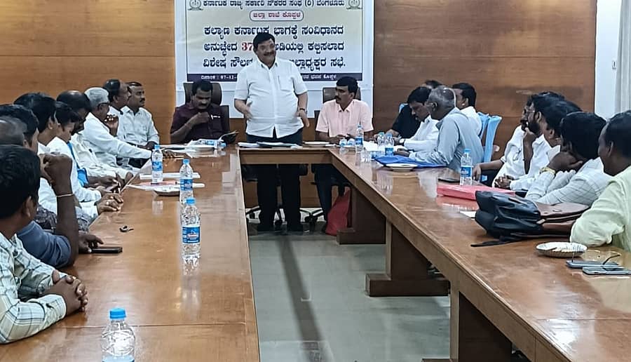 ಕೊಪ್ಪಳದಲ್ಲಿ ಭಾನುವಾರ ನಡೆದ ಸಭೆಯಲ್ಲಿ ರಾಜ್ಯ ಸರ್ಕಾರಿ ನೌಕರರ ಸಂಘದ ಜಿಲ್ಲಾಧ್ಯಕ್ಷರೂ ಆದ 371 ಜೆ ಸಂಚಾಲಕ ನಾಗರಾಜ ಜುಮ್ಮನ್ನವರ ಮಾತನಾಡಿದರು