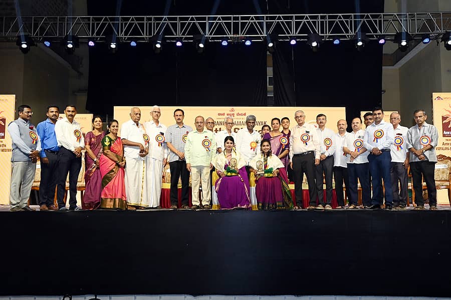 ಹೆಬ್ರಿಯ ಅಮೃತ ಭಾರತಿ ಸಮೂಹ ಶಿಕ್ಷಣ ಸಂಸ್ಥೆಯಲ್ಲಿ ಶನಿವಾರ ನಡೆದ ವಾರ್ಷಿಕೋತ್ಸವದಲ್ಲಿ ಸಾಧಕ ಹಳೆ ವಿದ್ಯಾರ್ಥಿಗಳಾದ ವಿದುಷಿ ದೀಕ್ಷಾ ವಿ, ಮಾನ್ಯ ರಮೇಶ್ ಅವರನ್ನು ಗೌರವಿಸಲಾಯಿತು