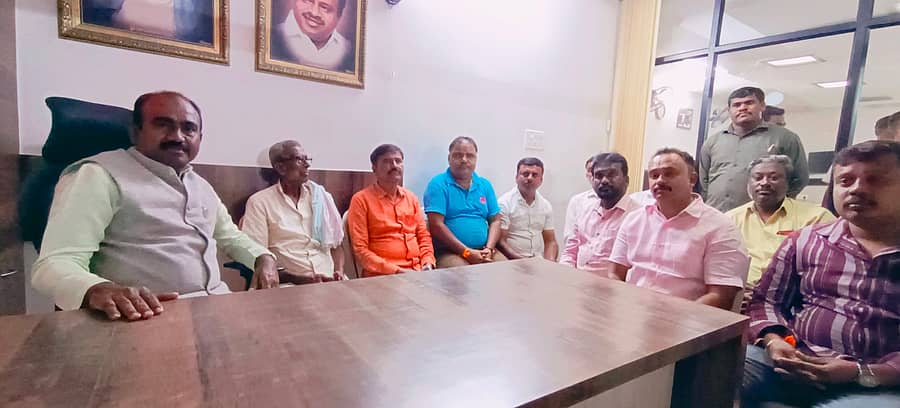 ಮಾಗಡಿ ಕಚೇರಿಯಲ್ಲಿ ಸುದ್ದಿಗಾರರೊಂದಿಗೆ ಮಾಜಿ ಶಾಸಕ ಎ.ಮಂಜುನಾಥ್ ಮಾತನಾಡಿದರು