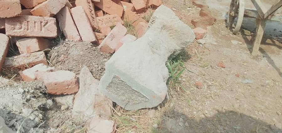 ಹಂಪಿಯ ನೆಲಸ್ತರ ಶಿವಾಲಯ ದೇವಸ್ಥಾನದ ಬಳಿ ತುಂಡರಿಸಿರುವ ಸ್ಮಾರಕ ಸ್ತಂಭವನ್ನು ಟಿ.ಶಿವಕುಮಾರ್ ತಮ್ಮ ಕ್ಯಾಮೆರಾದಲ್ಲಿ ಸೆರೆ ಹಿಡಿದಿರುವುದು