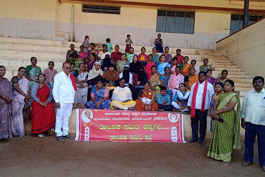 ಚನ್ನಗಿರಿಯ ತಾಲ್ಲೂಕು ಕ್ರೀಡಾಂಗಣದಲ್ಲಿ ಭಾನುವಾರ ನಡೆದ ಅಕ್ಷರ ದಾಸೋಹ ಬಿಸಿಯೂಟ ತಯಾರಕರ ಕುಂದು ಕೊರತೆ ಸಭೆಯಲ್ಲಿ ರಾಜ್ಯಾಧ್ಯಕ್ಷ ಹೊನ್ನಪ್ಪ ಮರೆಮ್ಮನವರ್ ಮಾತನಾಡಿದರು. ಸುಮಾ, ಅವರೆಗೆರೆ ವಾಸು ಇದ್ದರು.