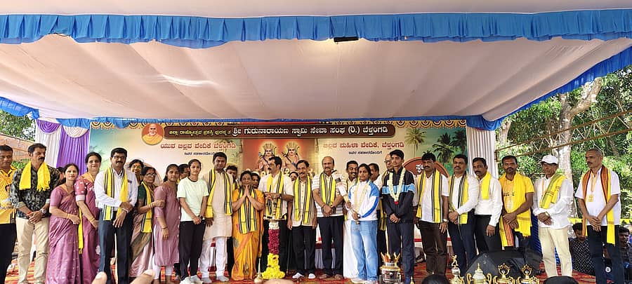 ಬೆಳ್ತಂಗಡಿ ಜೂನಿಯರ್ ಕಾಲೇಜು ಕ್ರೀಡಾಂಗಣದಲ್ಲಿ ನಡೆದ ಕೋಟಿ ಚೆನ್ನಯ ಕ್ರೀಡಾಕೂಟವನ್ನು ಬೆಳ್ತಂಗಡಿ ಬೆಸ್ಟ್ ಫೌಂಡೇಷನ್ ಅಧ್ಯಕ್ಷ ರಕ್ಷಿತ್ ಶಿವರಾಂ ಉದ್ಘಾಟಿಸಿದರು. ಜಯ ವಿಕ್ರಮ ಕಲ್ಲಾಪು, ಸುಜಿತಾ ವಿ.ಬಂಗೇರ, ನವೀನ್ ಚಂದ್ರ ಡಿ.ಸುವರ್ಣ, ಜಯಂತ್ ಕೋಟ್ಯಾನ್, ಪೀತಾಂಬರ ಹೆರಾಜೆ ಭಾಗವಹಿಸಿದ್ದರು