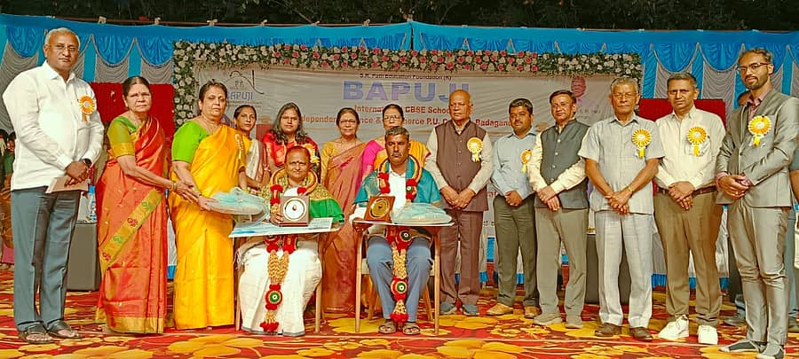 ಬಾಡಗಂಡಿ ವೈದ್ಯಕೀಯ ಮಹಾವಿದ್ಯಾಲಯದ ಆವರಣದಲ್ಲಿ ನಡೆದ ಕೃಷಿಕ, ಅಬ್ಬೆ ಪ್ರಶಸ್ತಿ ಸಮಾರಂಭವನ್ನು ಜಿಲ್ಲಾಧಿಕಾರಿ ಸಂಗಪ್ಪ.ಎಂ ಉದ್ಘಾಟಿಸಿದರು. ಎಸ್.ಆರ್.ಪಾಟೀಲ, ಎಮ್.ಎನ್.ಪಾಟೀಲ ಉಮಾ ಪಾಟೀಲ ಇದ್ದರು.