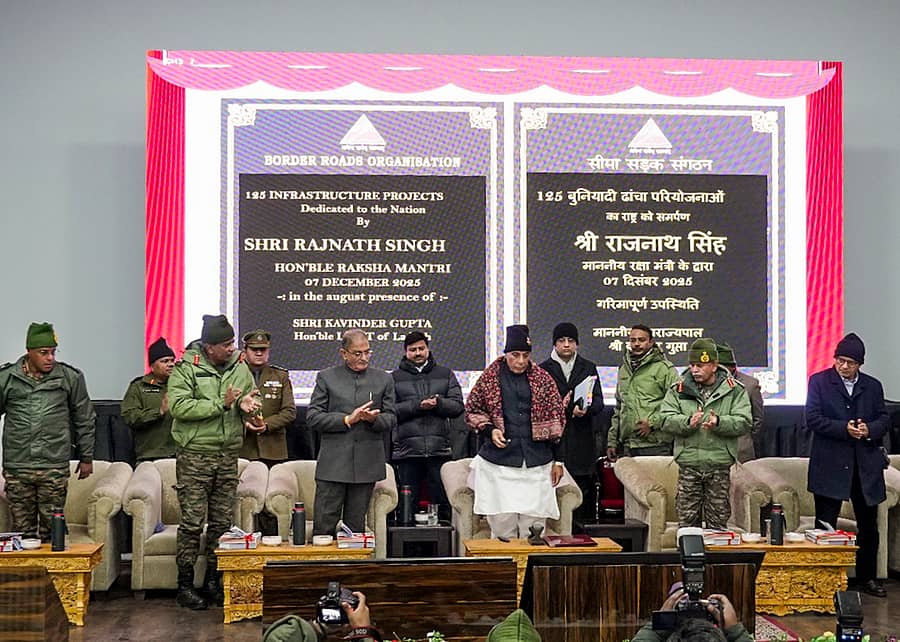 ಗಡಿ ರಸ್ತೆಗಳ ಸಂಸ್ಥೆ ಕೈಗೊಂಡಿದ್ದ 125 ಮೂಲಸೌಕರ್ಯ ಯೋಜನೆಗಳನ್ನು ರಕ್ಷಣಾ ಸಚಿವ ರಾಜನಾಥ ಸಿಂಗ್ ಭಾನುವಾರ ಉದ್ಘಾಟಿಸಿದರು –ಪಿಟಿಐ ಚಿತ್ರ