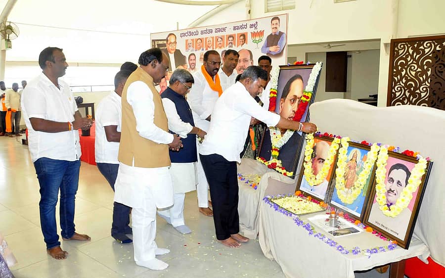 ಹಾಸನದಲ್ಲಿ ಭಾನುವಾರ ಆಯೋಜಿಸಿದ್ದ ಸಂವಿಧಾನ ದಿನಾಚರಣೆಯಲ್ಲಿ ಅಂಬೇಡ್ಕರ್, ಭಾರತ ಮಾತೆಯ ಭಾವಚಿತ್ರಗಳಿಗೆ ಶಾಸಕ ಸಿಮೆಂಟ್ ಮಂಜು ಪುಷ್ಪಾರ್ಪಣೆ ಮಾಡಿದರು