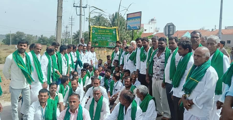 ಜಯಪುರ ಹೋಬಳಿಯ ದೂರ ಗ್ರಾಮದಲ್ಲಿ ರಾಜ್ಯ ಕಬ್ಬು ಬೆಳೆಗಾರರ ಸಂಘದ ಗ್ರಾಮ ಘಟಕದ ನಾಮಫಲಕವನ್ನು ಹಾಡ್ಯ ರವಿ ಉದ್ಘಾಟಿಸಿದರು. ರೈತ ಸಂಘದ ಪದಾಧಿಕಾರಿಗಳು, ಮುಖಂಡರು ಭಾಗವಹಿಸಿದ್ದರು