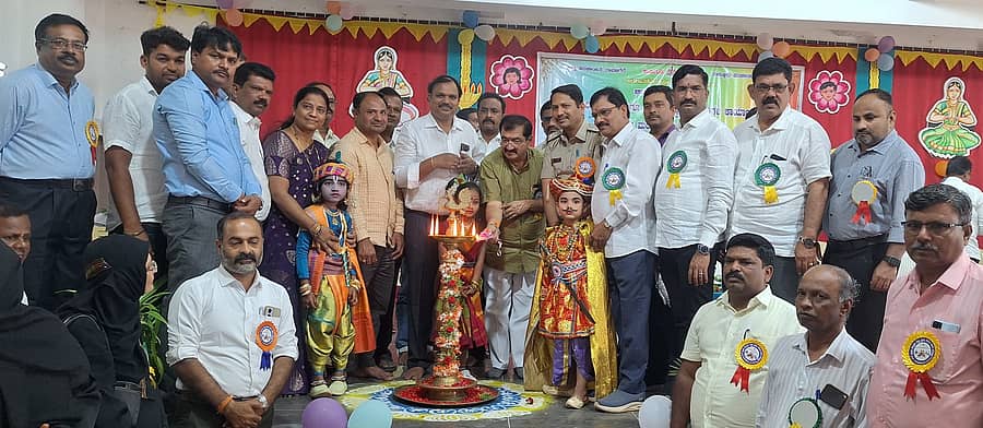 ಹರಿಹರದಲ್ಲಿ ಜಿಪಂ, ತಾಪಂ ಹಾಗೂ ಕ್ಷೇತ್ರ ಶಿಕ್ಷಣಾಧಿಕಾರಿಗಳ ಕಚೇರಿಯ ಸಂಯುಕ್ತಾಶ್ರಯದಲ್ಲಿ ಶನಿವಾರ ನಡೆದ ತಾಲ್ಲೂಕು ಮಟ್ಟದ ಪ್ರತಿಭಾಕಾರಂಜಿ ಹಾಗೂ ಕಲೋತ್ಸವಕ್ಕೆ ಶಾಸಕ ಬಿ.ಪಿ.ಹರೀಶ್ ಚಾಲನೆ ನೀಡಿದರು. ಬಿಇಒ ಡಿ.ಹನುಮಂತಪ್ಪ, ಸಿಪಿಐ ಸುರೇಶ್ ಸಗರಿ ಹಾಗೂ ಇತರರಿದ್ದರು.