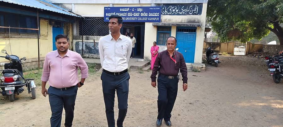 ವಿಜಯಪುರ ನಗರದ ಜಿಲ್ಲಾಧಿಕಾರಿ ಡಾ.ಆನಂದ.ಕೆ ಭಾನುವಾರ ಟಿಇಟಿ ಪರೀಕ್ಷಾ ಕೇಂದ್ರಗಳಿಗೆ ಭೇಟಿ ನೀಡಿ ಪರಿಶೀಲನೆ ನಡೆಸಿದರು