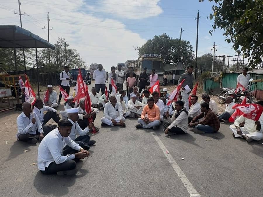 ಆಳಂದ ತಾಲ್ಲೂಕಿನ ಖಜೂರಿ ಗಡಿಯಲ್ಲಿ ಸಂಯುಕ್ತ ಕಿಸಾನ್ ಮೋರ್ಚಾದಿಂದ ವಿವಿಧ ಬೇಡಿಕೆಗೆ ಒತ್ತಾಯಿಸಿ ಮುಖ್ಯರಸ್ತೆ ತಡೆದು ಪ್ರತಿಭಟನೆ ನಡೆಸಿದರು