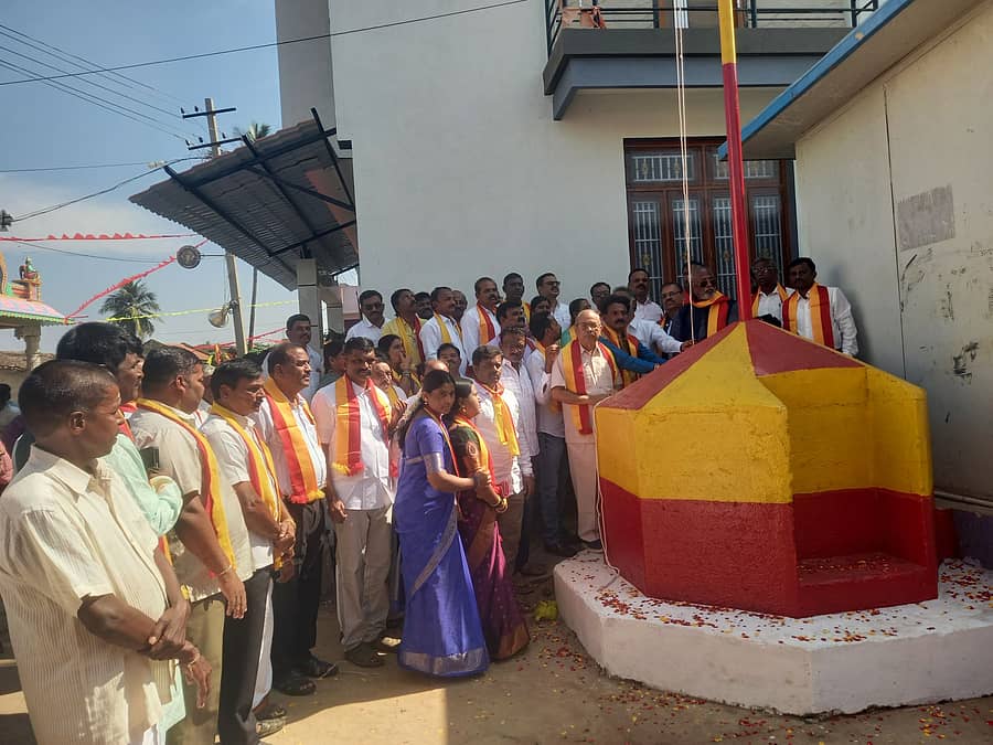 ಮಾಯಕೊಂಡದ ಆಂಜನೇಯ ವೃತ್ತದಲ್ಲಿ ಸೋಮವಾರ ಹಮ್ಮಿಕೊಂಡಿದ್ದ ಕರ್ನಾಟಕ ರಾಜ್ಯೊತ್ಸವ ಕಾರ್ಯಕ್ರಮದಲ್ಲಿ ಸಾಹಿತಿ ಕುಂ. ವೀರಭದ್ರಪ್ಪ ಧ್ವಜಾರೋಹಣ ನೆರವೇರಿಸಿದರು 