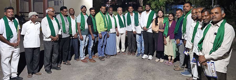 ಬೀರೂರು ಪ್ರವಾಸಿ ಮಂದಿರದಲ್ಲಿ ಭಾನುವಾರ ರಾತ್ರಿ ಹಸಿರುಸೇನೆಯ ಯುವ ಘಟಕದ ರಾಜ್ಯಾಧ್ಯಕ್ಷ ಫಯಾಜ್ ಮೈಸೂರು ನೇತೃತ್ವದಲ್ಲಿ ಪೂರ್ವಭಾವಿ ಸಭೆ ನಡೆಯಿತು