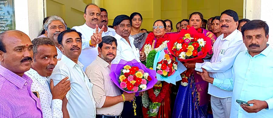 ವಿಜಯಪುರ ಹೋಬಳಿಯ ಹಾರೋಹಳ್ಳಿ ಗ್ರಾಮ ಪಂಚಾಯಿತಿಗೆ ನೂತನ ಅಧ್ಯಕ್ಷೆಯಾಗಿ ಚಿಕ್ಕನಹಳ್ಳಿ ಎಸ್.ಮಂಜುಳಾ, ಉಪಾಧ್ಯಕ್ಷೆಯಾಗಿ ಹಾರೋಹಳ್ಳಿ ಮಂಜುಳಾ ಆಯ್ಕೆಗೊಂಡರು