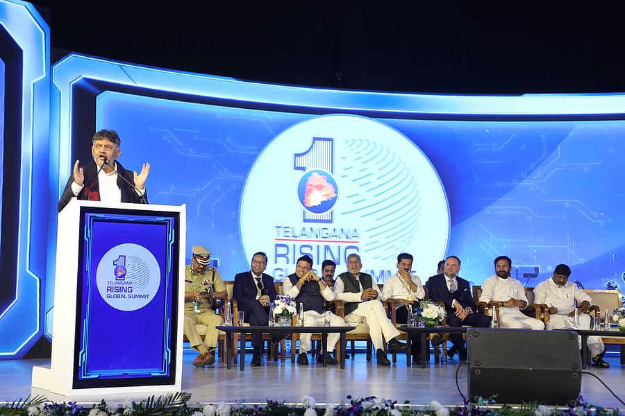 ಹೈದರಾಬಾದ್ನಲ್ಲಿ ಸೋಮವಾರ ನಡೆದ ‘ತೆಲಂಗಾಣ ರೈಸಿಂಗ್’ ಜಾಗತಿಕ ಸಮ್ಮೇಳನದಲ್ಲಿ ಡಿ.ಕೆ. ಶಿವಕುಮಾರ್ ಮಾತನಾಡಿದರು
