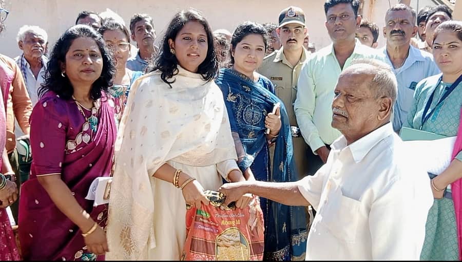 ಗುಬ್ಬಿ ತಾಲ್ಲೂಕಿನ ಜಿ.ಹೊಸಹಳ್ಳಿ ಗ್ರಾಮದಲ್ಲಿ ಆಹಾರ ಅದಾಲತ್ಗೆ ಜಿಲ್ಲಾಧಿಕಾರಿ ಶುಭಕಲ್ಯಾಣ್ ಚಾಲನೆ ನೀಡಿದರು