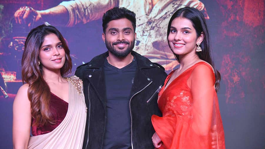 ಅಯಾನ, ಹೇಮಂತ್ ಕುಮಾರ್, ಗೋಪಿಕ ಸುರೇಶ್