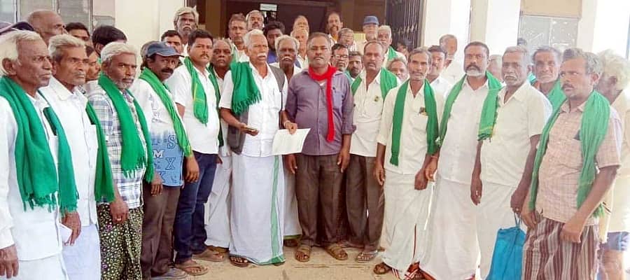 ಪಾವಗಡ ತಹಶೀಲ್ದಾರ್ ಕಚೇರಿ ಮುಂಭಾಗ ಸೋಮವಾರ ಕೆರೆಗಳ ಹೂಳೆತ್ತಬೇಕು, ಕೆರೆ ಕಟ್ಟೆ ಸರಿಪಡಿಸಿ, ತೂಬುಗಳ ದುರಸ್ತಿ ಮಾಡಿಸಬೇಕು ಎಂದು ಒತ್ತಾಯಿಸಿ ರಾಜ್ಯ ರೈತ ಸಂಘ, ಹಸಿರು ಸೇನೆ ನೇತೃತ್ವದಲ್ಲಿ ರೈತರು ಪ್ರತಿಭಟನೆ ನಡೆಸಿದರು