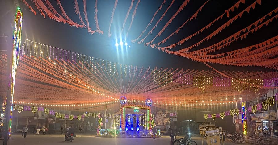 ಹನುಮೋತ್ಸವದ ಅಂಗವಾಗಿ ಹೊಳೆನರಸೀಪುರ ಪಟ್ಟಣವನ್ನು ವಿದ್ಯುತ್ ದೀಪ, ಕೇಸರಿ ಬಂಟಿಂಗ್ಗಳಿಂದ ಸಿಂಗರಿಸಲಾಗುತ್ತಿದೆ.