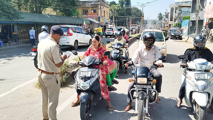 ಕೆಜಿಎಫ್ ರಾಬರ್ಟಸನ್ಪೇಟೆ ಸೂರಜ್ ಮಲ್ ವೃತ್ತದಲ್ಲಿ ಸೋಮವಾರ ಹೆಲ್ಮೆಟ್ ಧರಿಸದೆ ಬಂದ ಮಹಿಳಾ ಸವಾರರಿಗೆ ಪೊಲೀಸರು ದಂಡ ವಿಧಿಸಿದರು