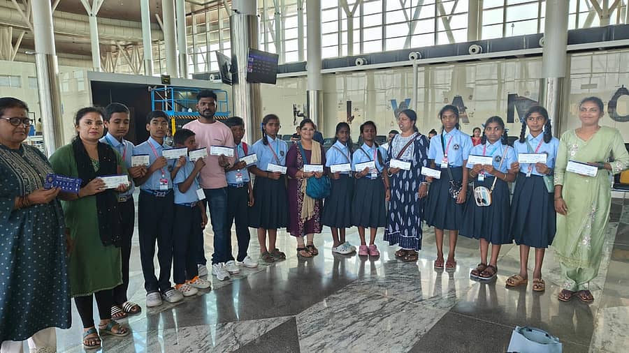 ಶಿವಮೊಗ್ಗದ ಸೋಗಾನೆ ವಿಮಾನ ನಿಲ್ದಾಣದಲ್ಲಿ ಶಿಕ್ಷಕರೊಂದಿಗೆ ಮಕ್ಕಳು